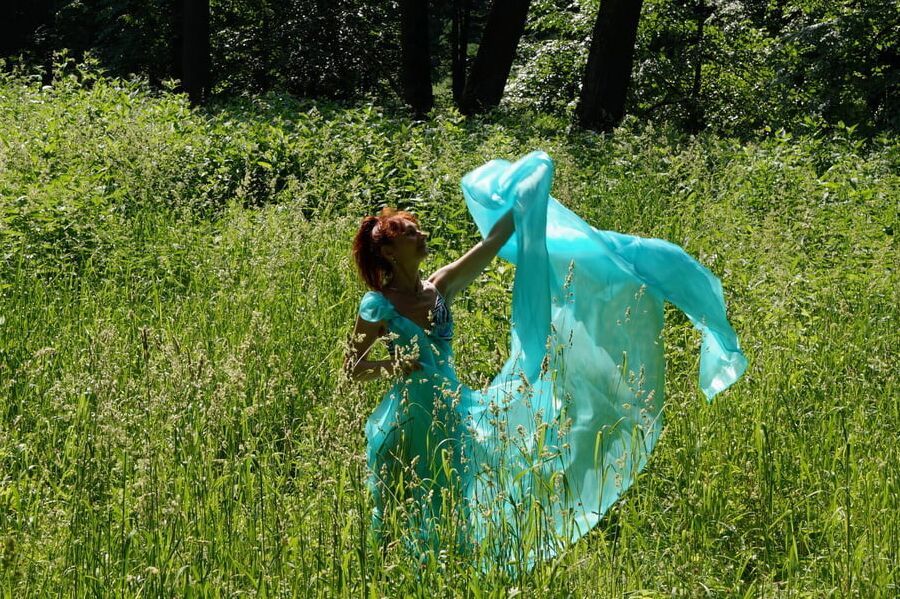 With a turquoise veil in the contrlight