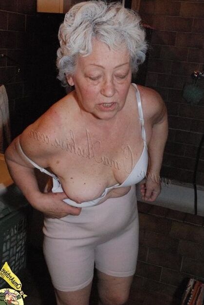 Amateur granny going wild