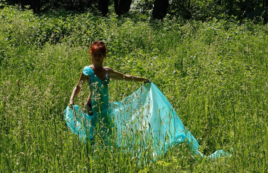 With a turquoise veil in the contrlight