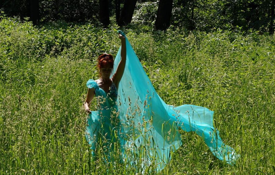 With a turquoise veil in the contrlight