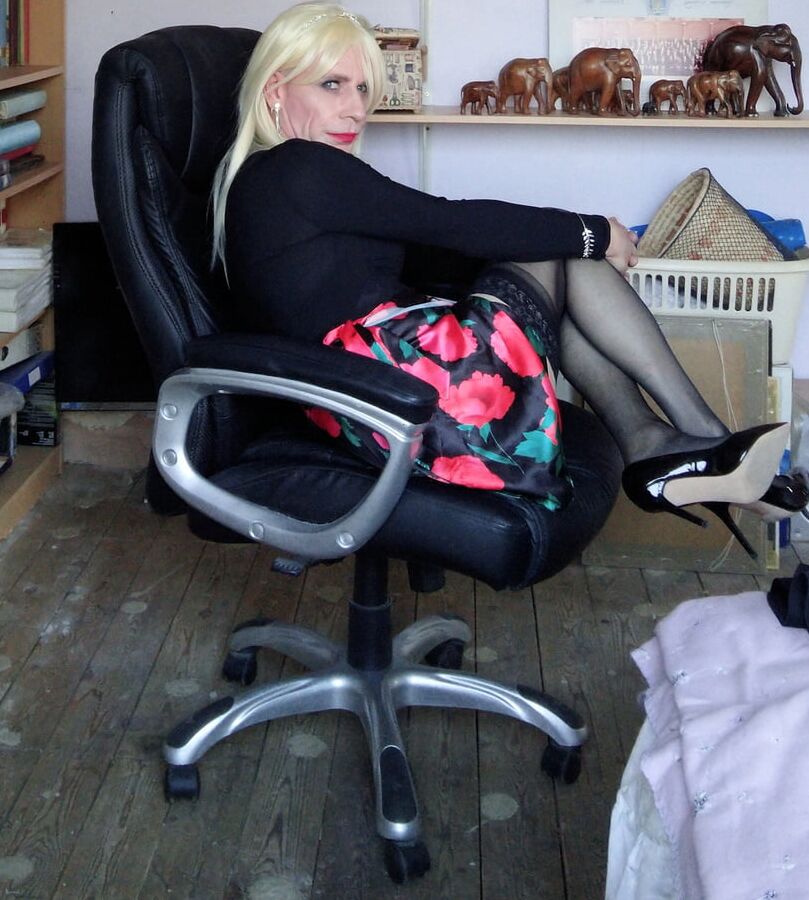 Julia mincing about again