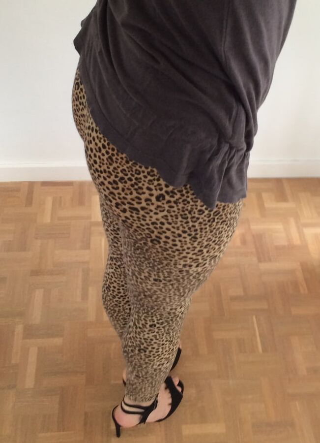 Leopard leggings &amp; black thong