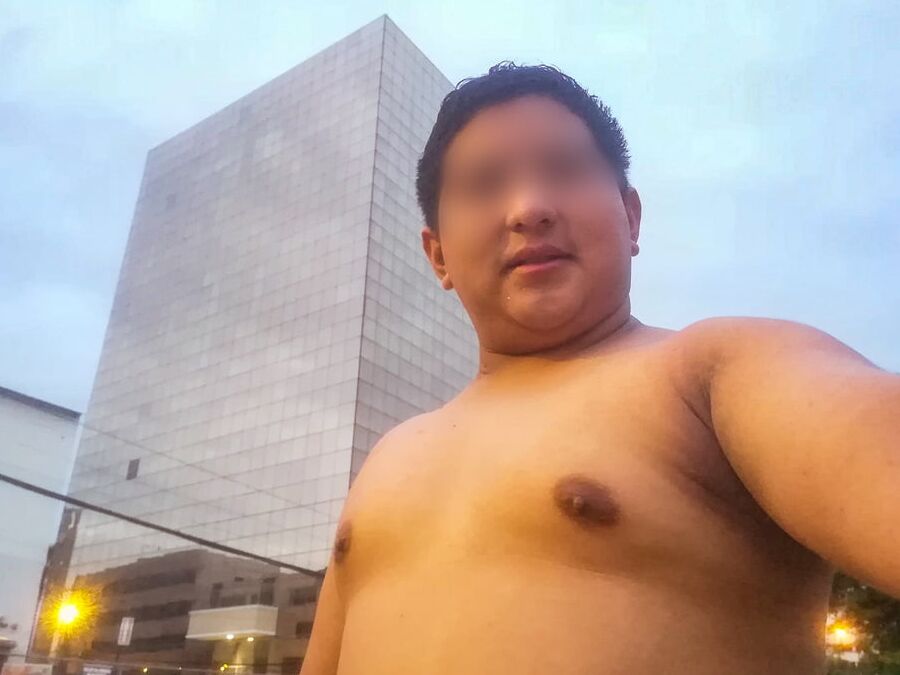 Mis Pezones a la Vista en la Ciudad - Tetillas de Macho