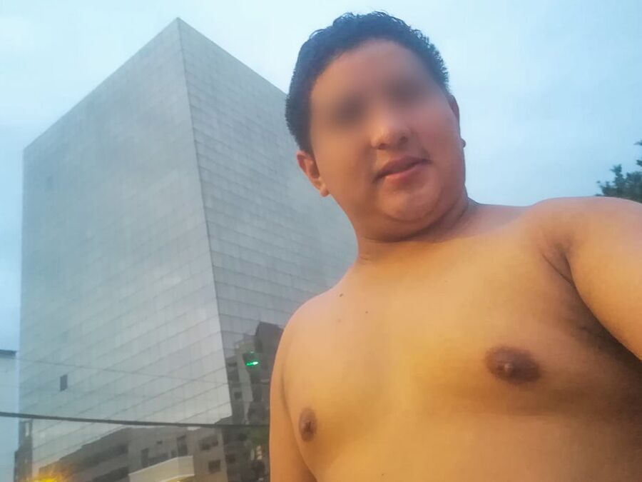 Mis Pezones a la Vista en la Ciudad - Tetillas de Macho