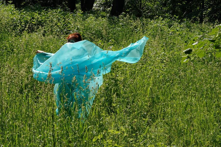 With a turquoise veil in the contrlight