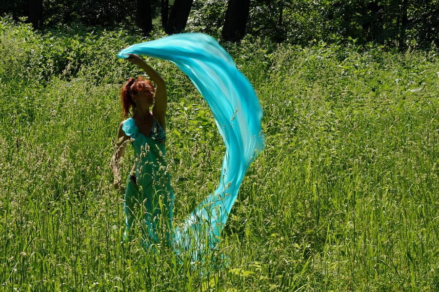 With a turquoise veil in the contrlight