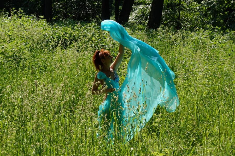 With a turquoise veil in the contrlight