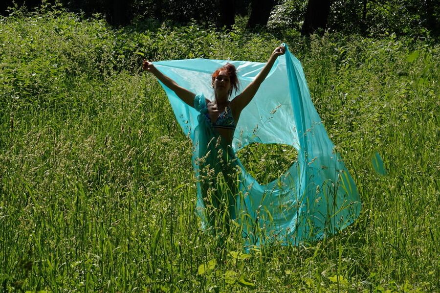 With a turquoise veil in the contrlight