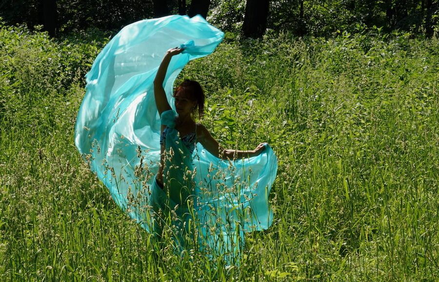 With a turquoise veil in the contrlight