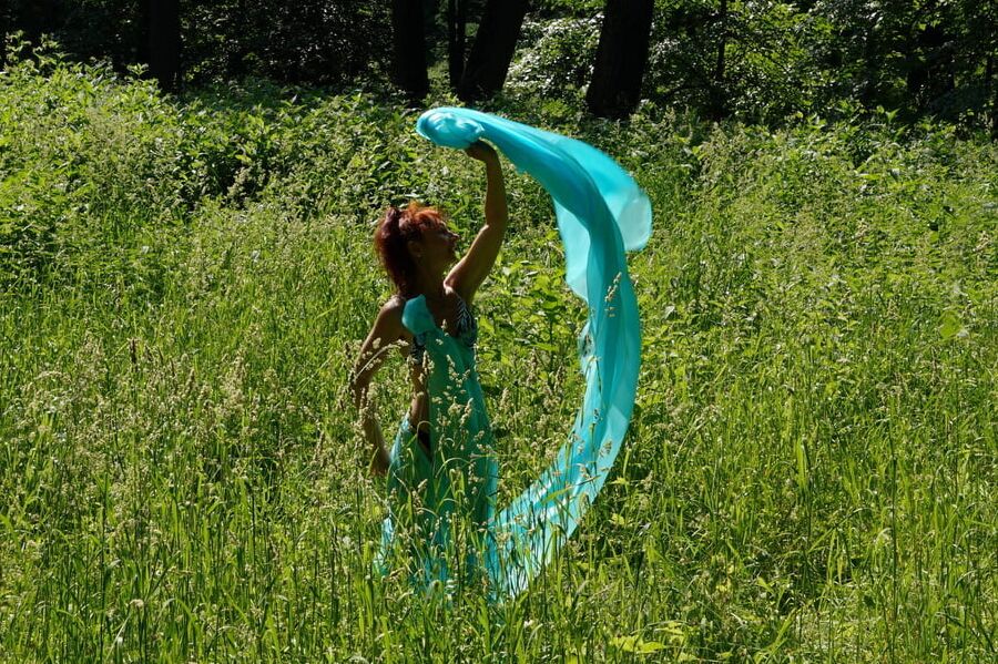 With a turquoise veil in the contrlight