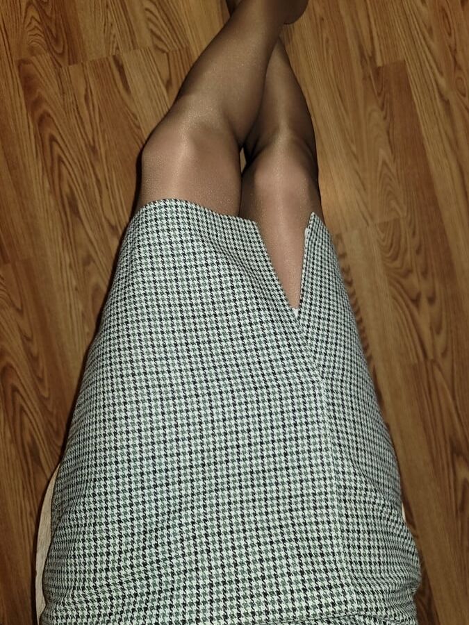 Lined tweed skirt with white silky half slip