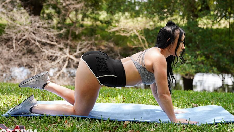 Jennifer White - She Works Her Ass Off
