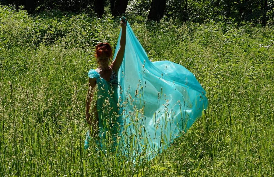 With a turquoise veil in the contrlight