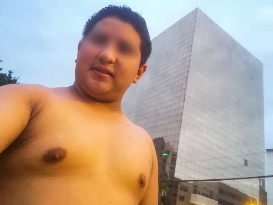 Mis Pezones a la Vista en la Ciudad - Tetillas de Macho