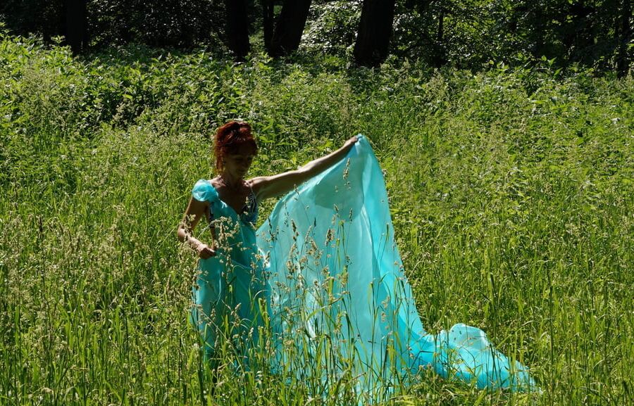 With a turquoise veil in the contrlight