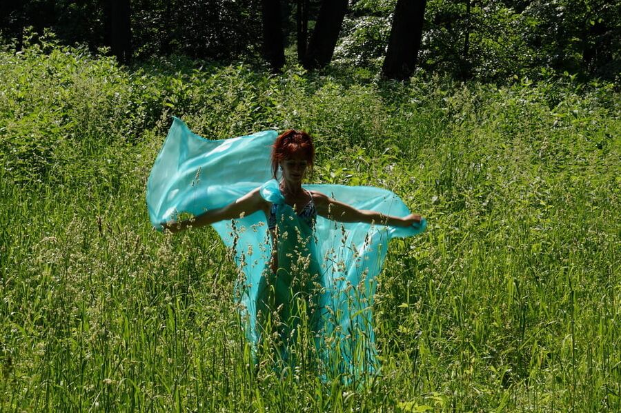 With a turquoise veil in the contrlight