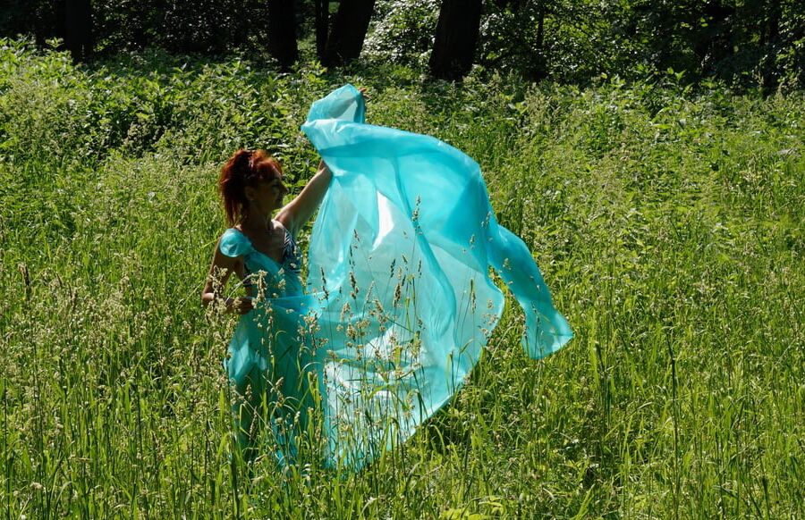 With a turquoise veil in the contrlight