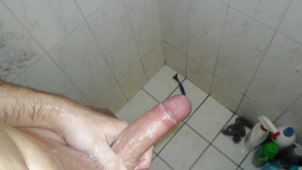 Veronica Snow sucks dick in the shower