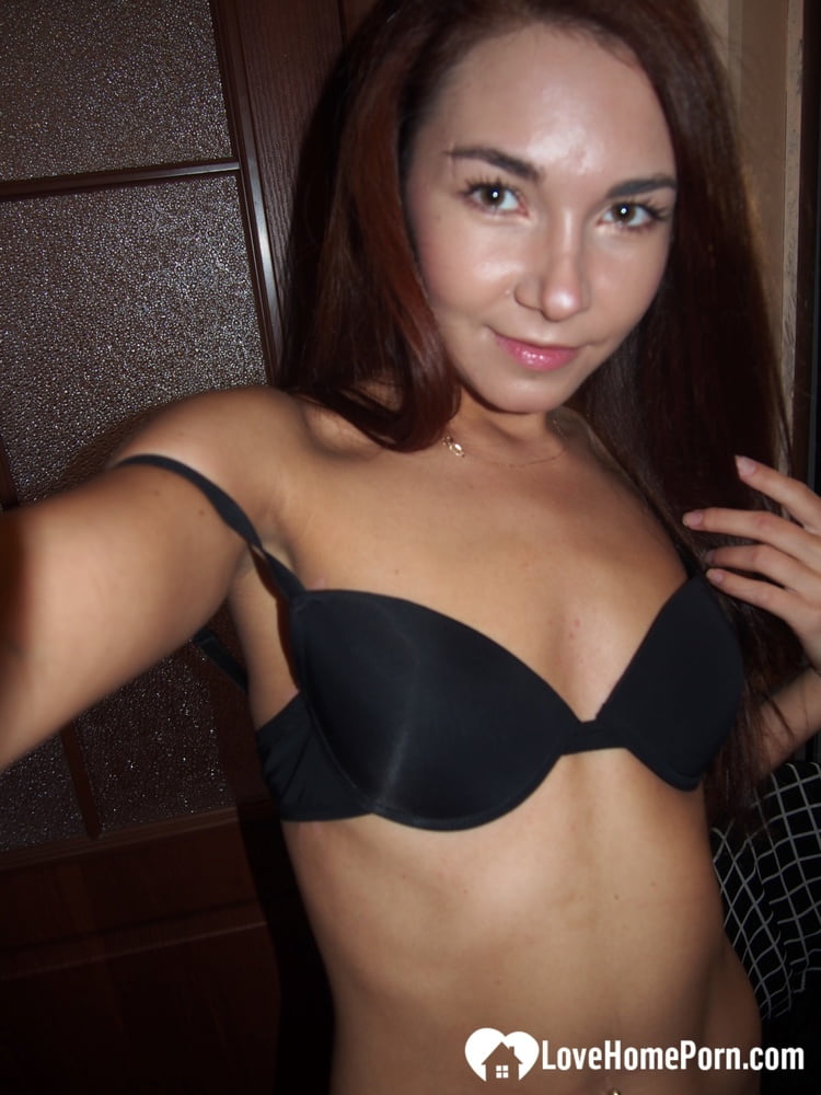 Amateur chick takes some pretty good nudes