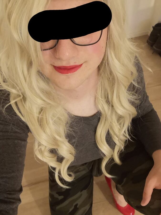 Blonde in camo leggins
