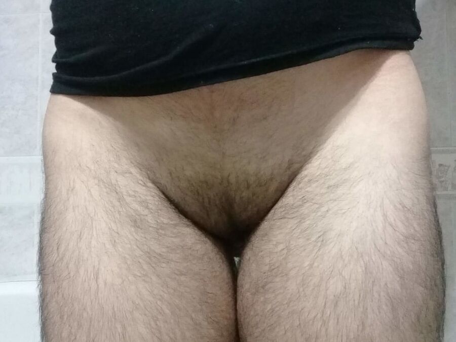 Sissy Lara enjoys to show her ass
