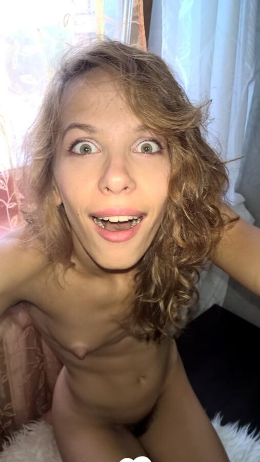 Skinny hottie knows how to make a boner