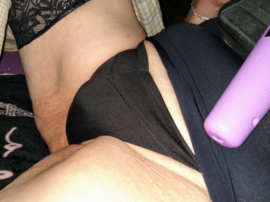 Bbw in fishnets showing her pussy