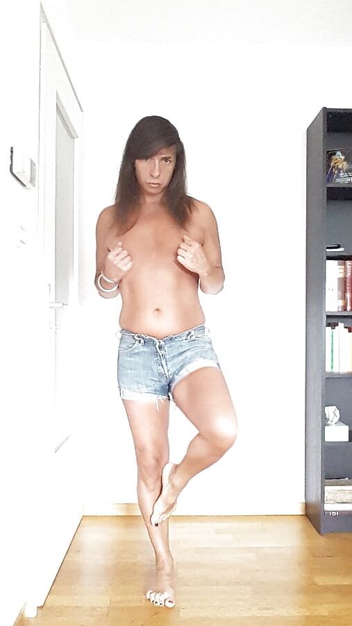Tygra in hig-heeled pink sandals vernished toes.