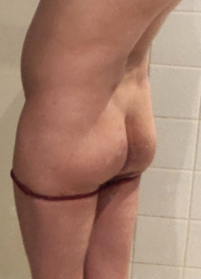 Sissy MaxyMalya taking some photos in the bathroom