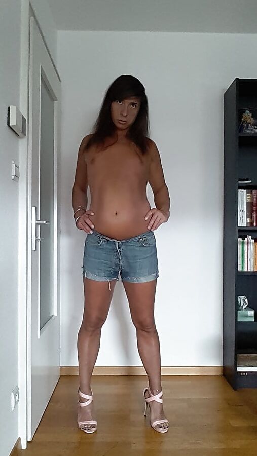 Tygra in hig-heeled pink sandals vernished toes.