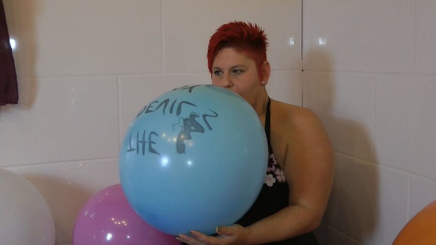 Balloon session in the tub