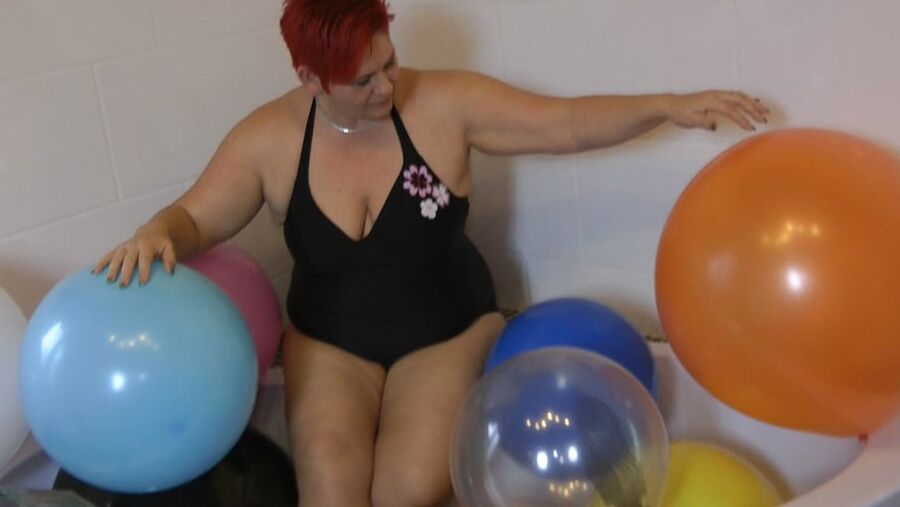 Balloon session in the tub