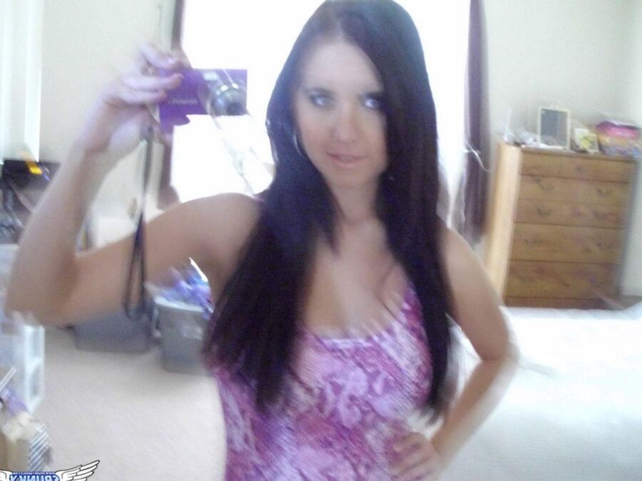 Pretty babe loves taking pics of herself