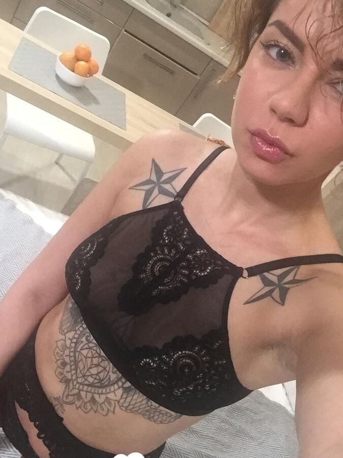 Gorgeous tattooed babe teasing in sexy stockings