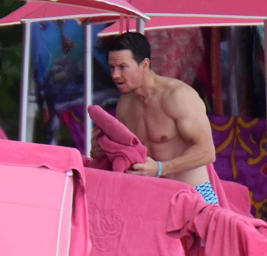 Mark Wahlberg paparazzi shirtless pics
