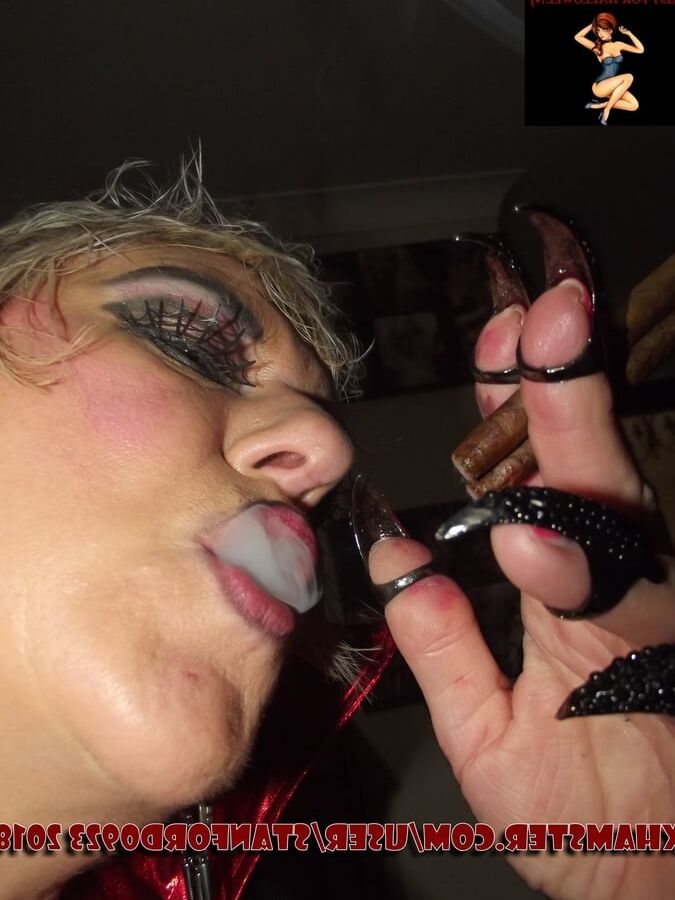 HALLOWEEN SLUT