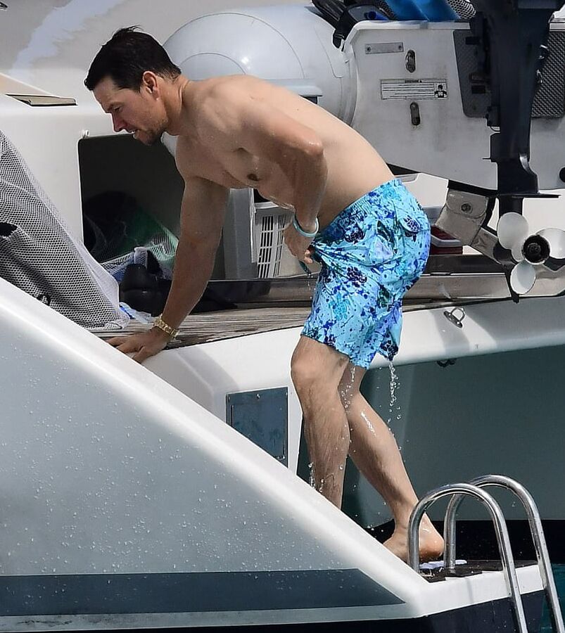 Mark Wahlberg paparazzi shirtless pics