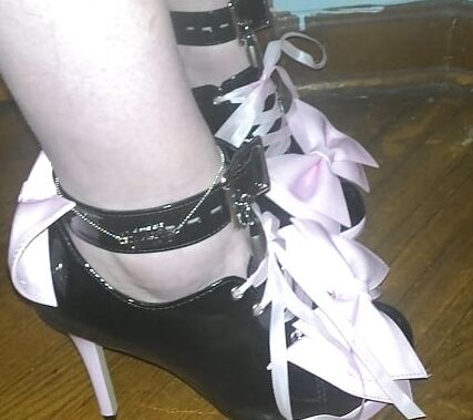 Lockable pansy bow heels