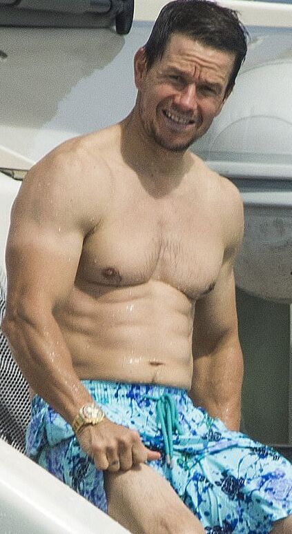 Mark Wahlberg paparazzi shirtless pics