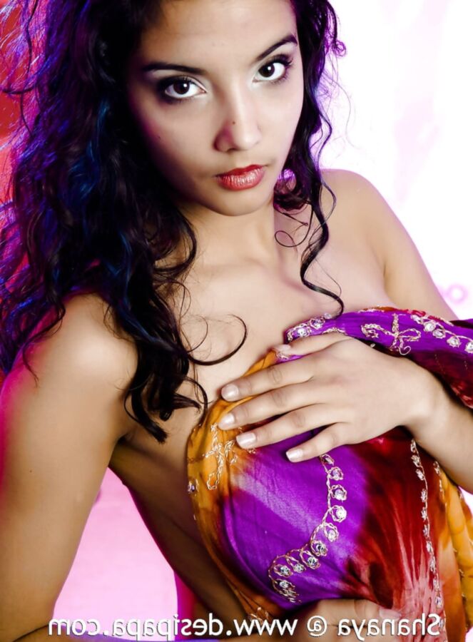 Indian Babe Shanaya Expsong At DesiPapa.com