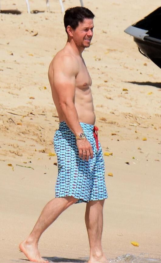 Mark Wahlberg paparazzi shirtless pics