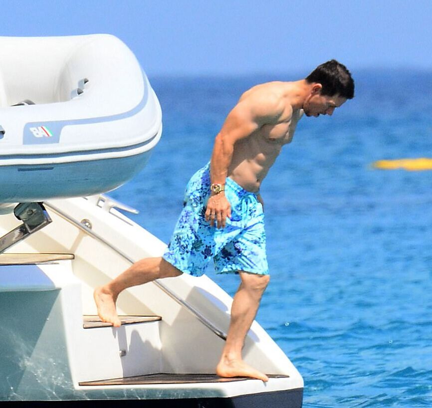 Mark Wahlberg paparazzi shirtless pics