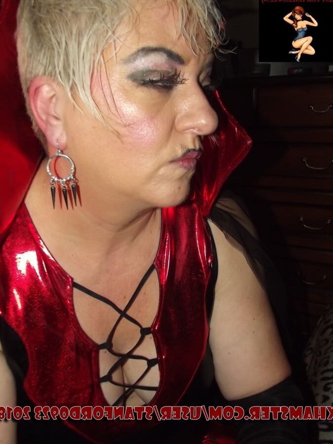 HALLOWEEN SLUT
