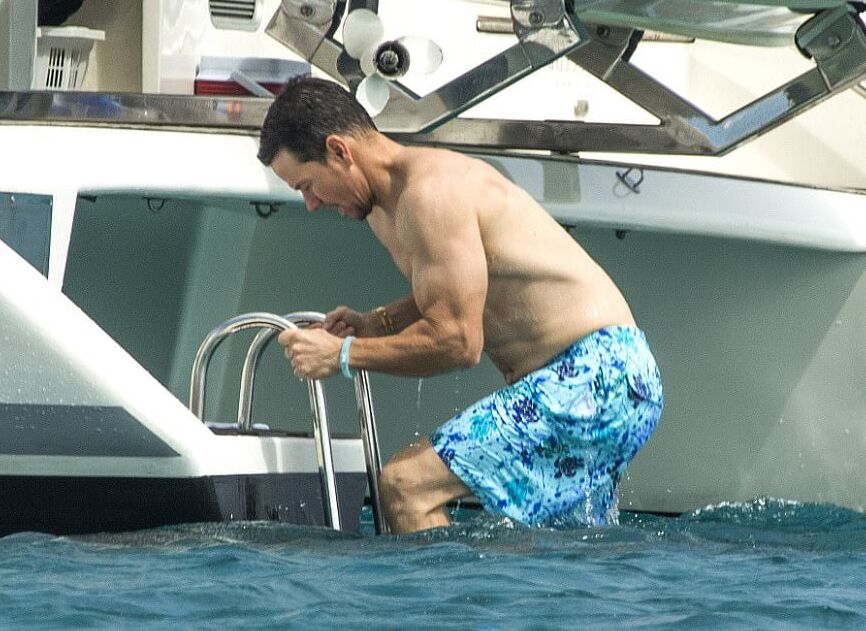 Mark Wahlberg paparazzi shirtless pics