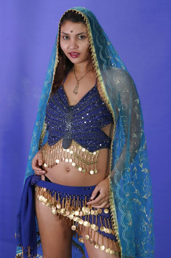 Indian Babe Shanaya Expsong At DesiPapa.com