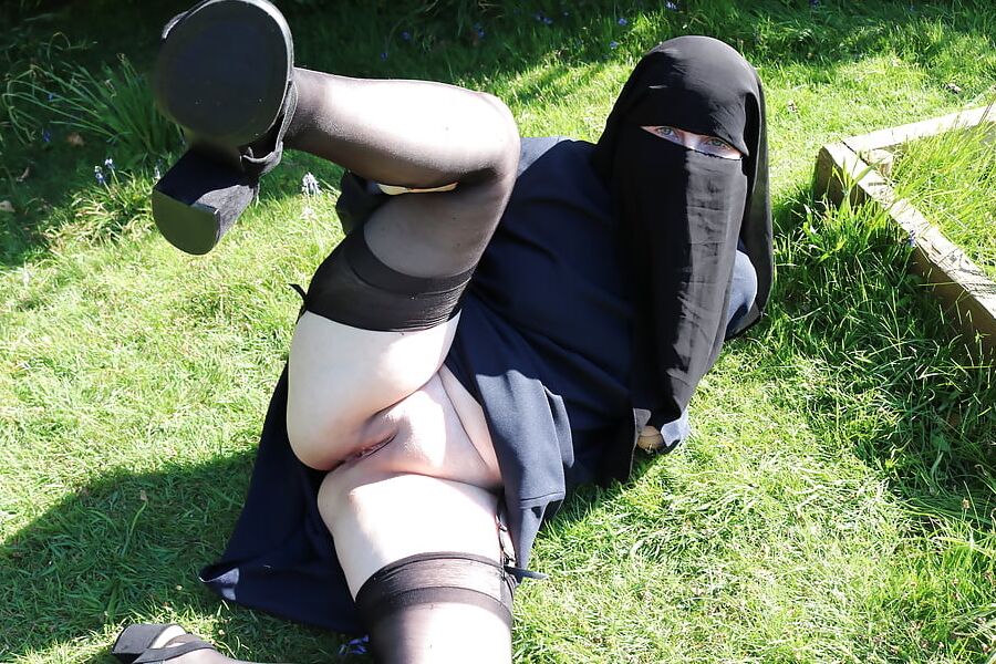 Muslim Burqa Niqab suspenders Outdoors Flashing