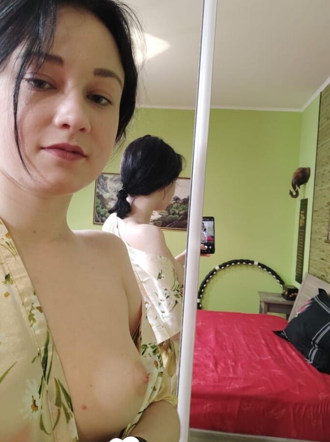 Kinky teen observes herself while taking pics