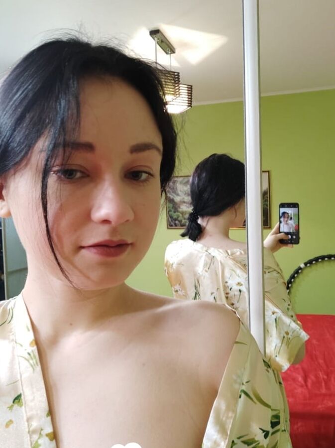 Kinky teen observes herself while taking pics