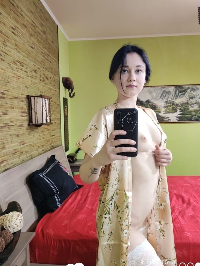 Kinky teen observes herself while taking pics
