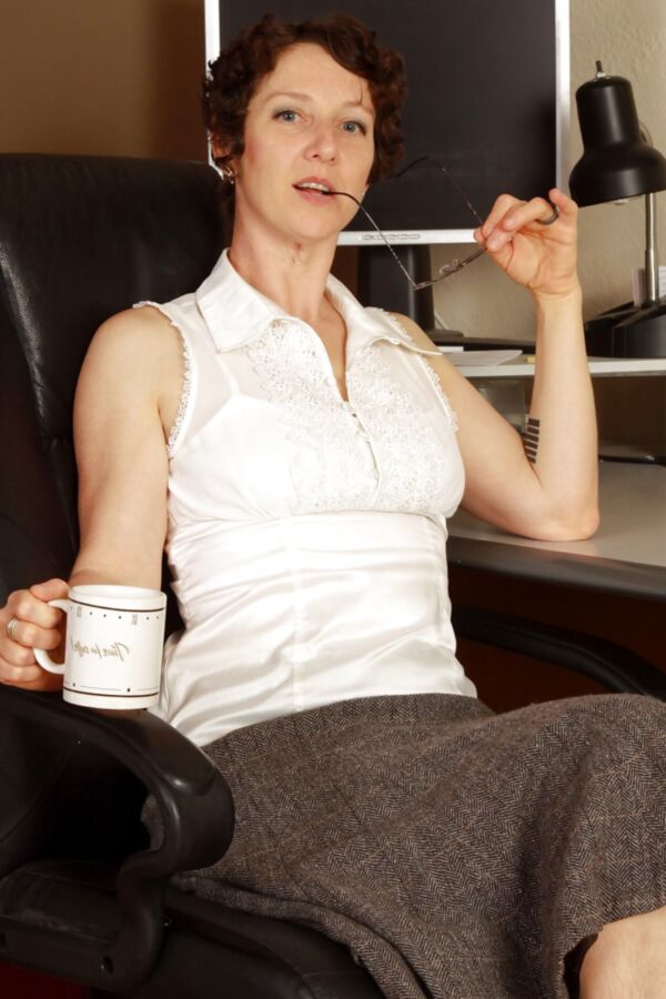 year old milf Artemisia from OlderWomanFun